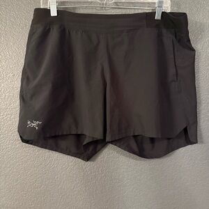 Arc'teryx • Women's Taema Shorts - Large - black